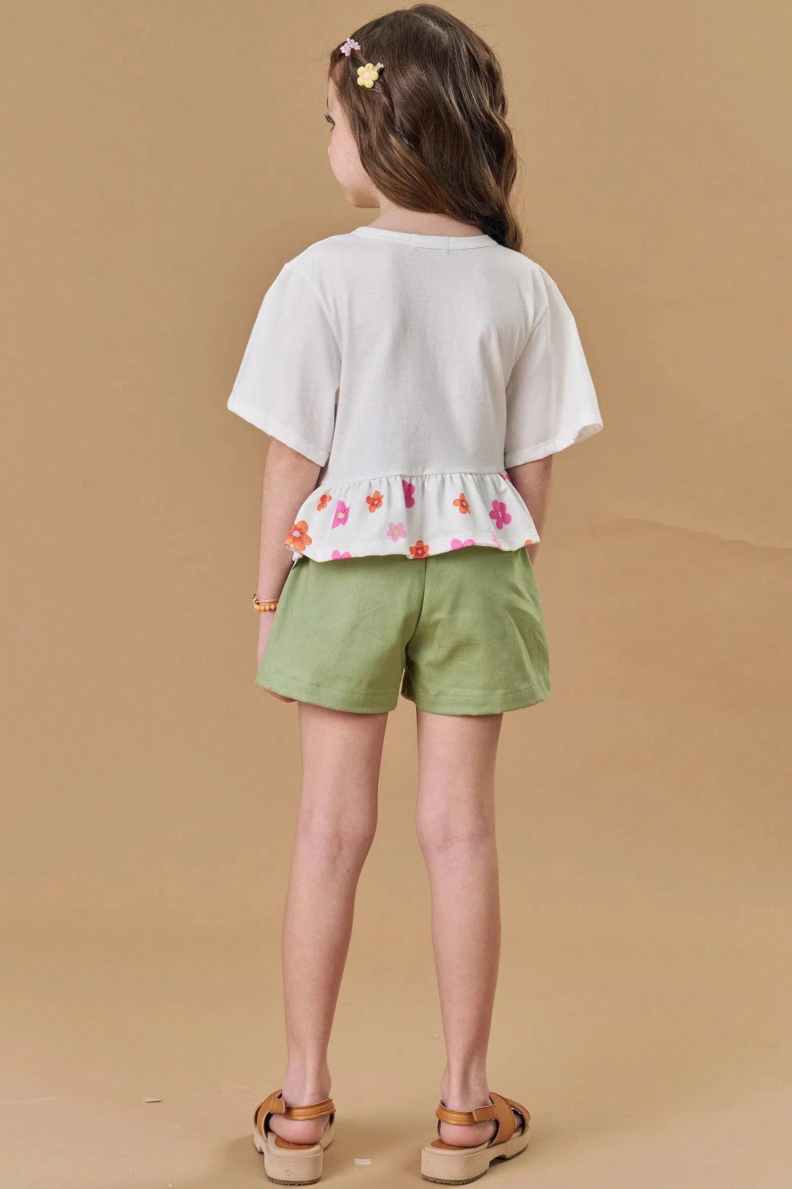 Conjunto Infantil Menina de Boxy Over em Meia Malha e Shorts em Sarja com Elastano 81979 Kukiê